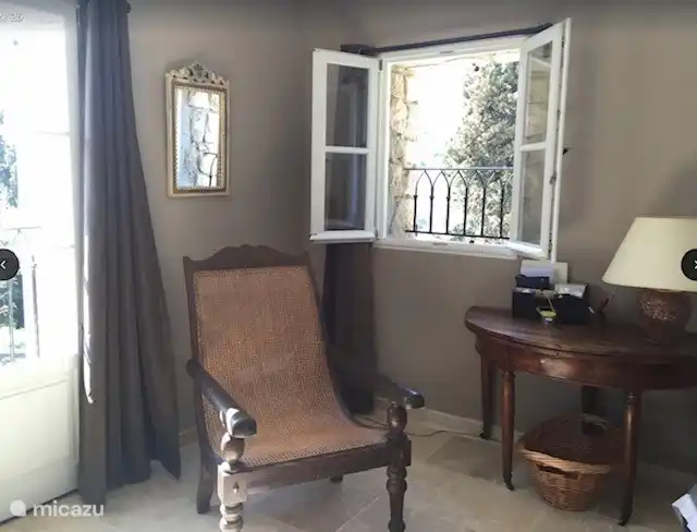 chambre des maîtres avec fenêtres et portes-fenêtres donnant sur le jardin