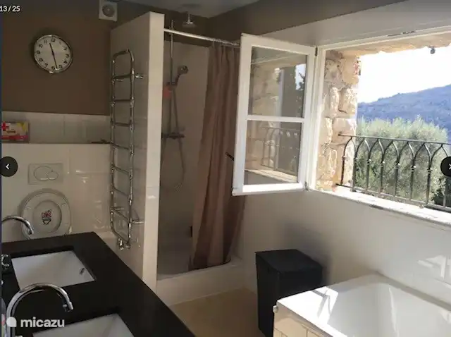 salle de bain avec double vasque, douche, baignoire et toilettes séparées