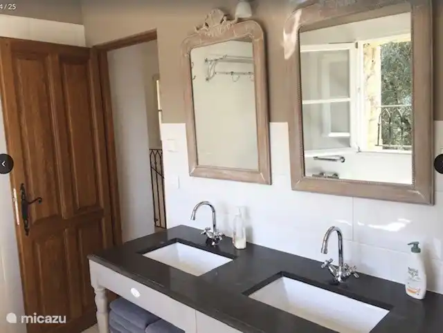 double vasque dans la salle de bain