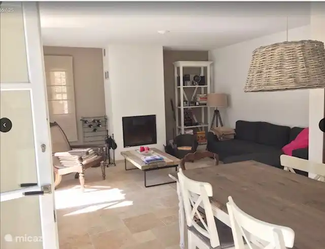 salon avec canapé 3 places, fauteuil et cheminée