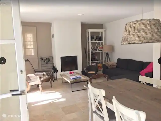 La Phénix | France, Alpes-Maritimes, Le Bar-sur-Loup - villa salon avec canapé 3 places, fauteuil et cheminée