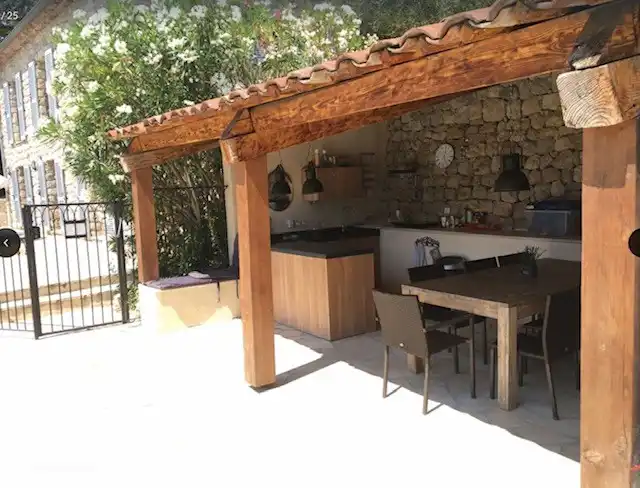 pool house avec cuisine entièrement équipée (plaque de cuisson, four mixte, lave-vaisselle)