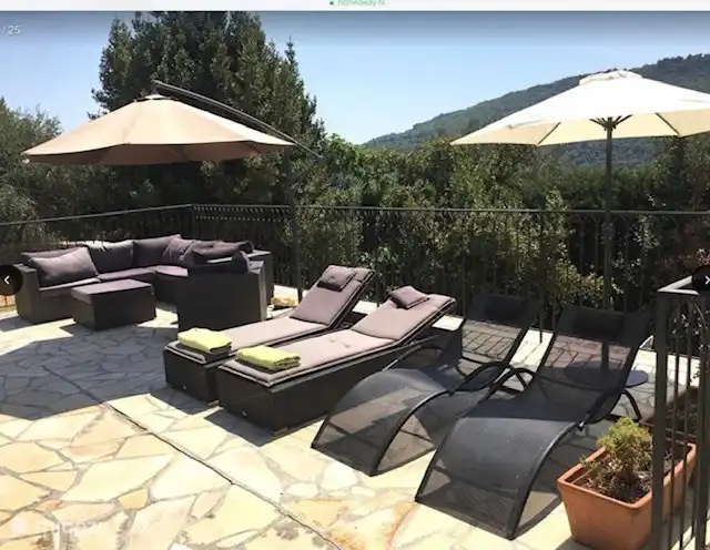 Piscine avec canapé lounge et 8 transats