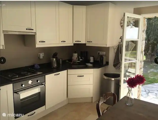 Cuisine avec cuisinière à gaz, four, micro-ondes, machine Nespresso, mousseur à lait, bouilloire, grille-pain et réfrigérateur-congélateur