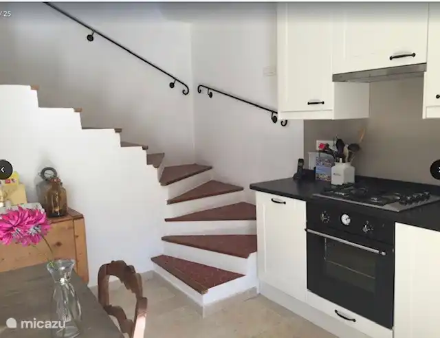 escaliers au 1er étage où se trouvent les chambres et la salle de bain