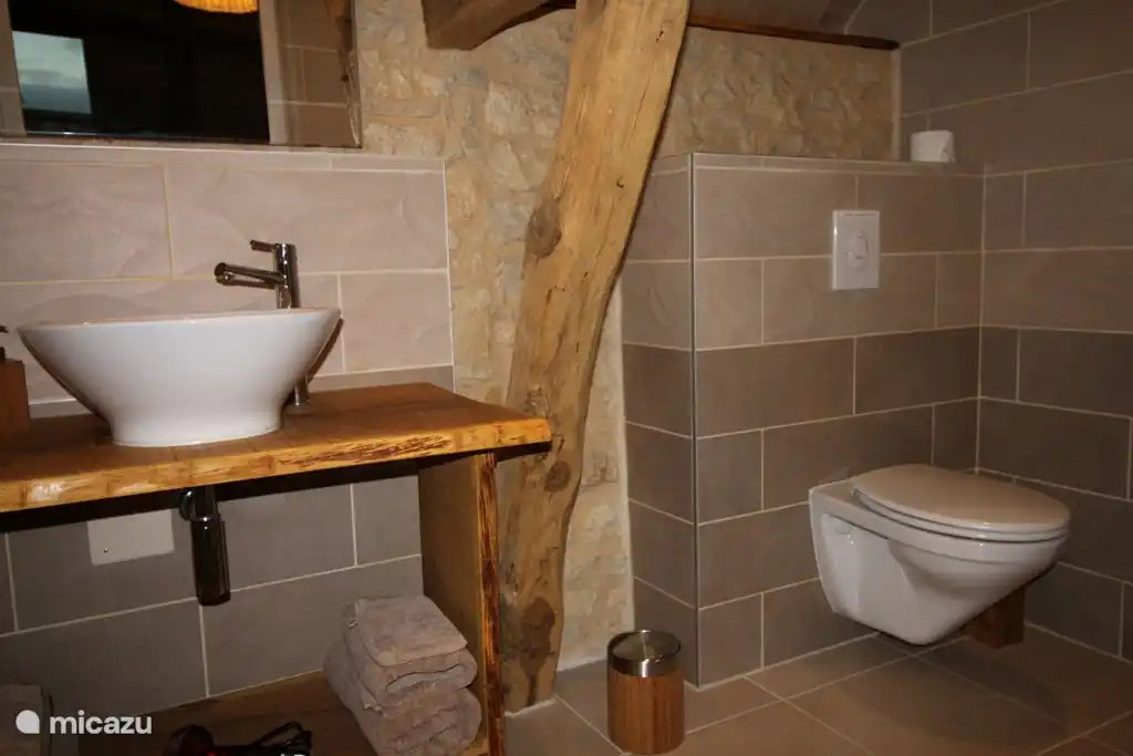 und dieses Zimmer hat auch ein Badezimmer en suite.