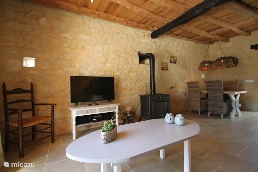 Sat-TV mit Holzofen und Fußbodenheizung. Also auch sehr bequem in der Vor- und Nachsaison.