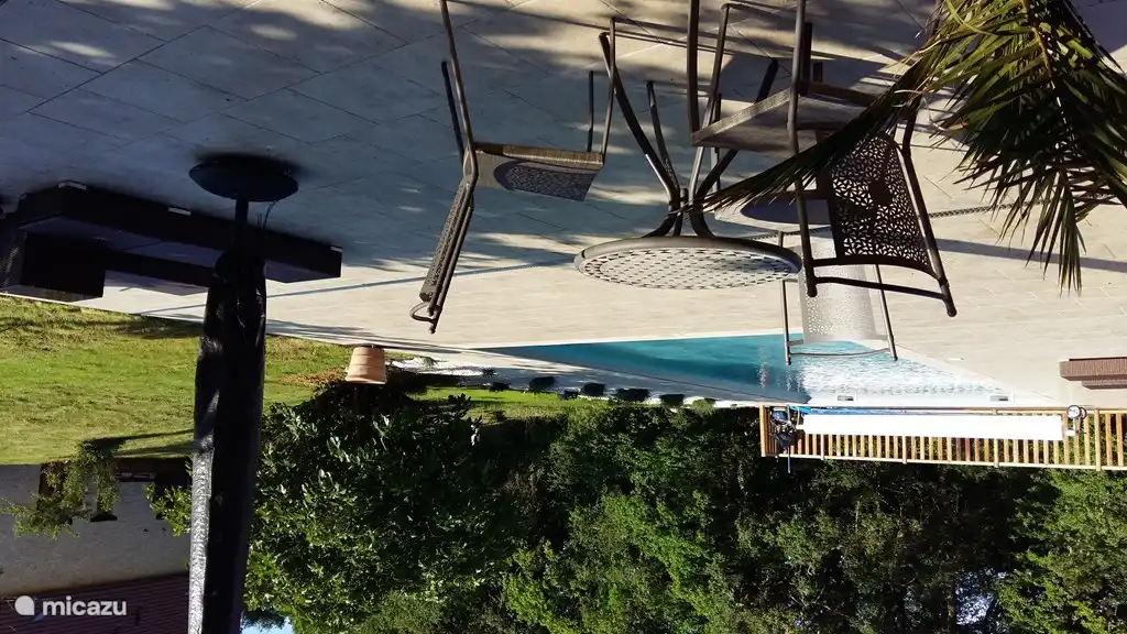 Schwimmbad mit großer Sonnenterrasse