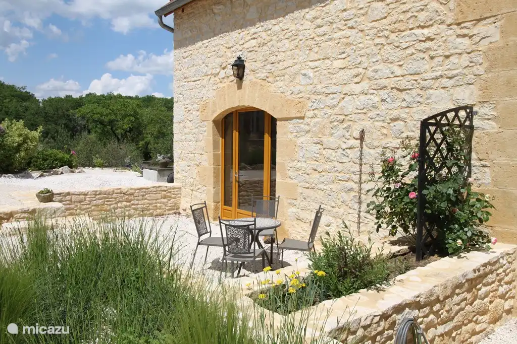 Die Terrasse vor dem Haus