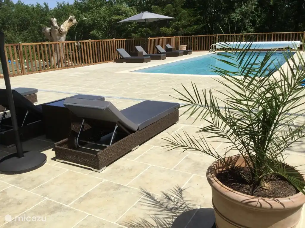 mit bequemen Sonnenliegen