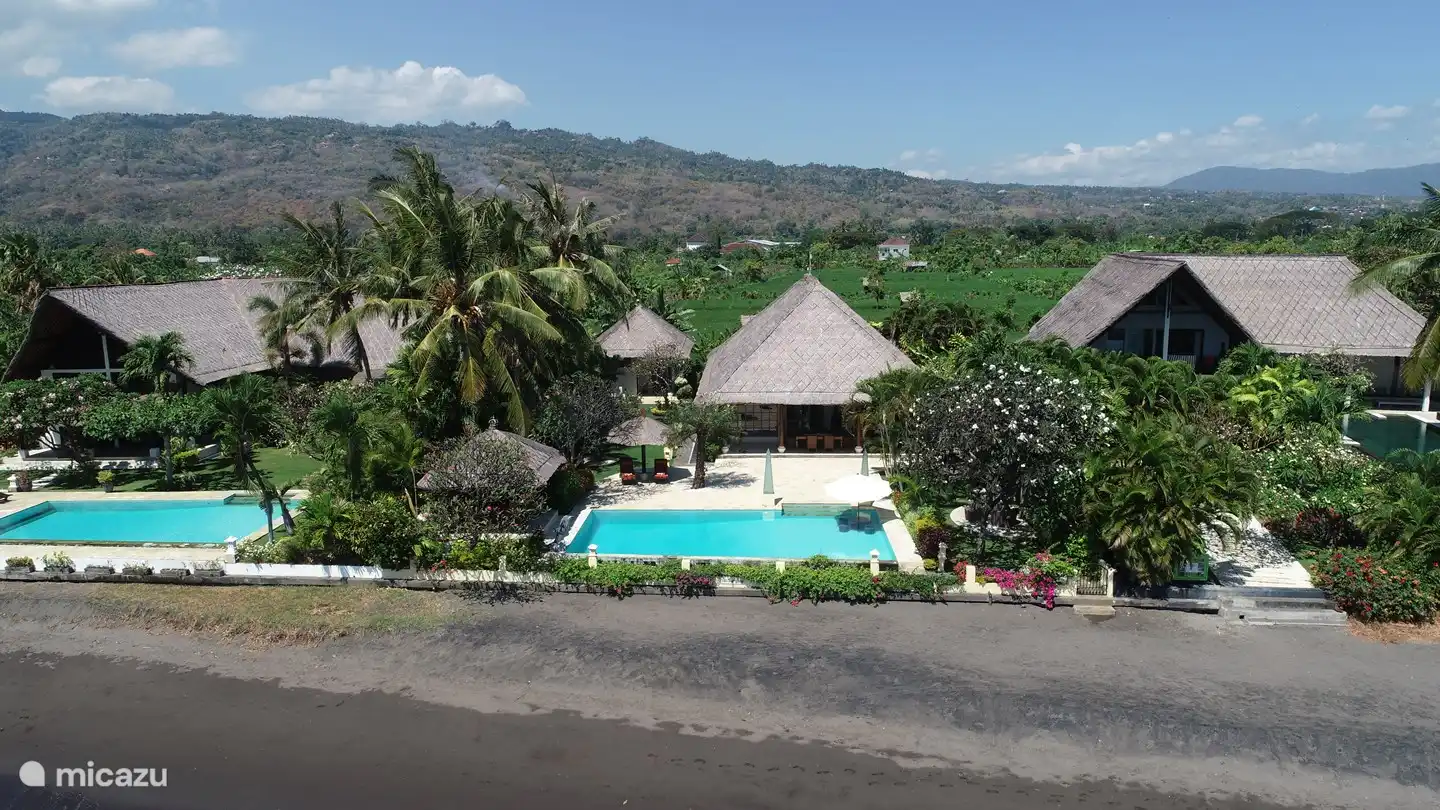 Villa Surgawi, se encuentra directamente en la playa