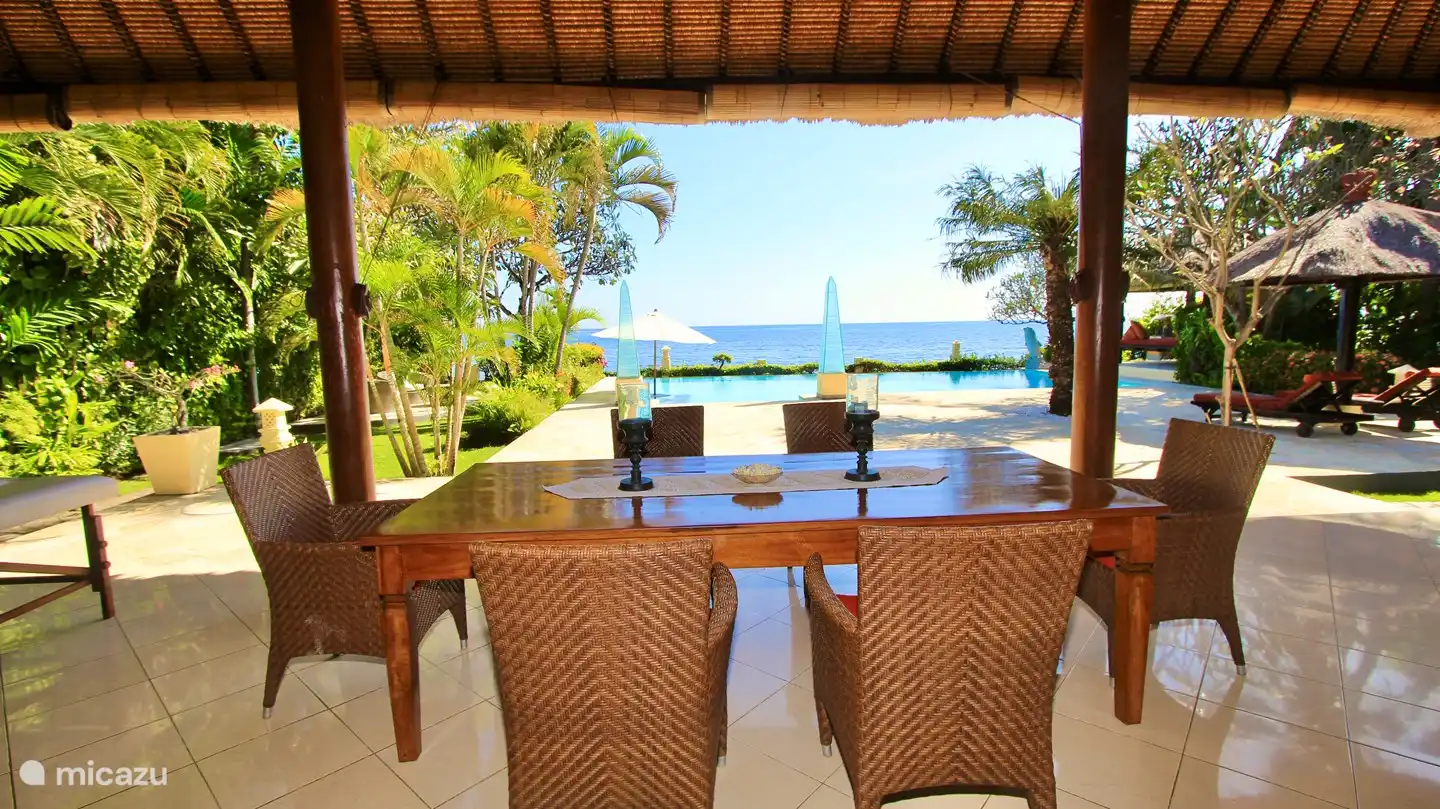 desayuno o cena con vistas al mar de Bali