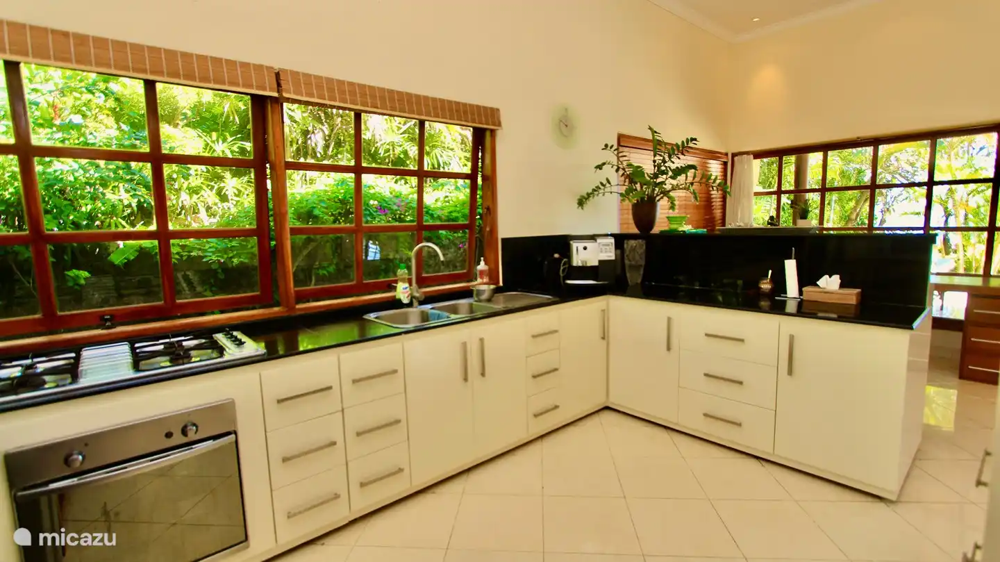 Cocina totalmente equipada, donde el personal puede preparar su desayuno, almuerzo y cena.