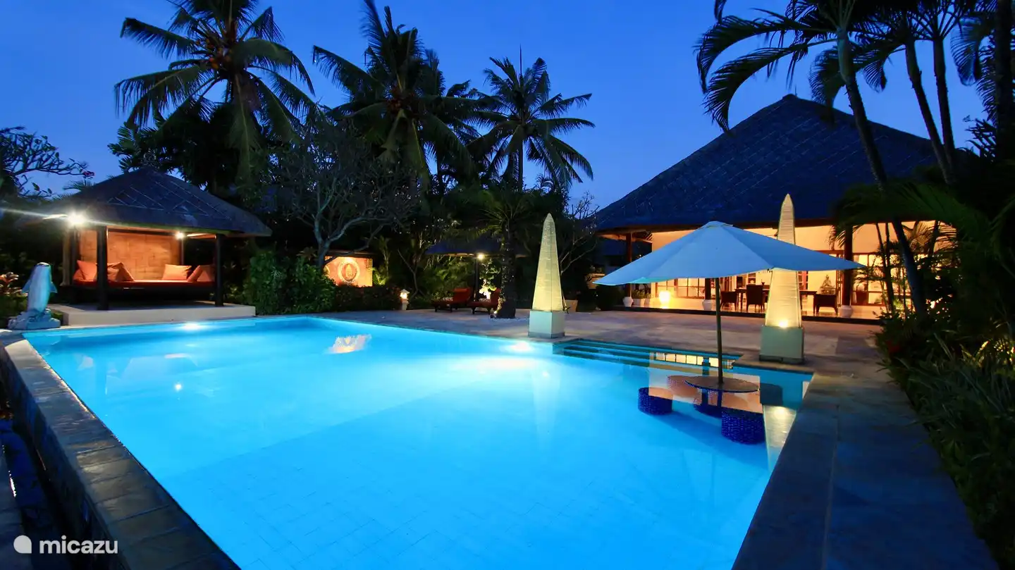 piscina privada con las dimensiones 12 x 6 mrt