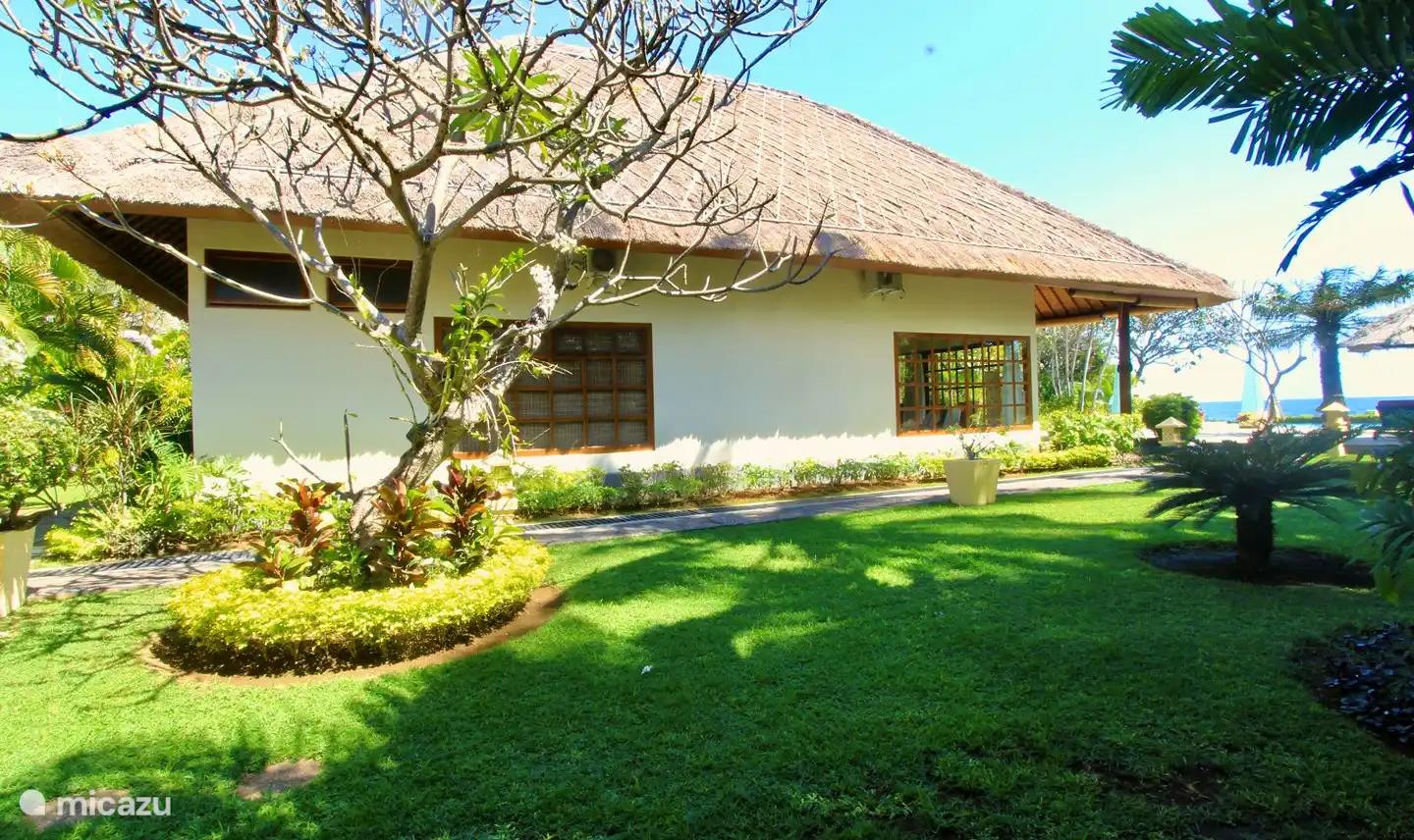 Jardín al lado de la villa.