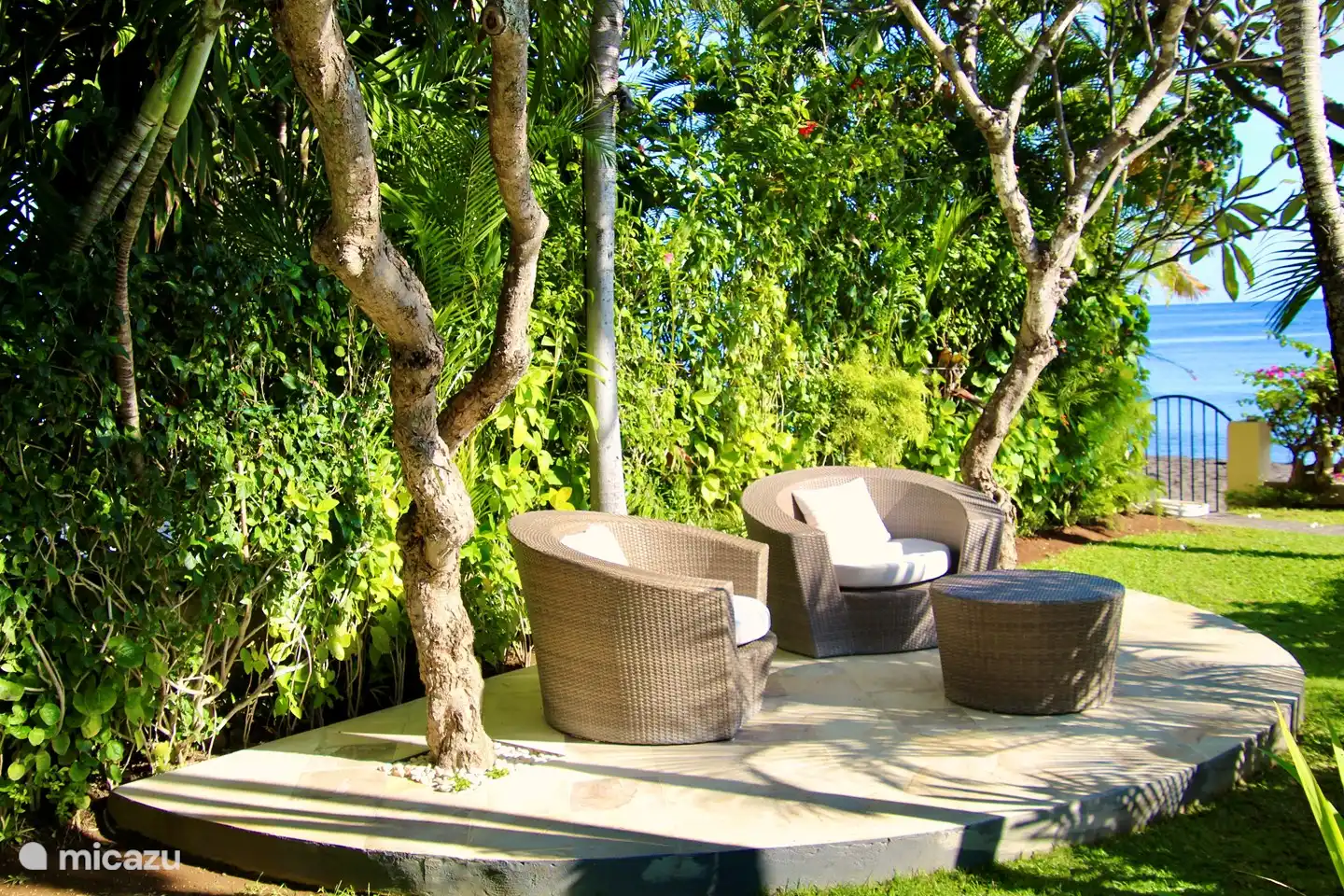 Sala de estar en el jardín del lado de la playa