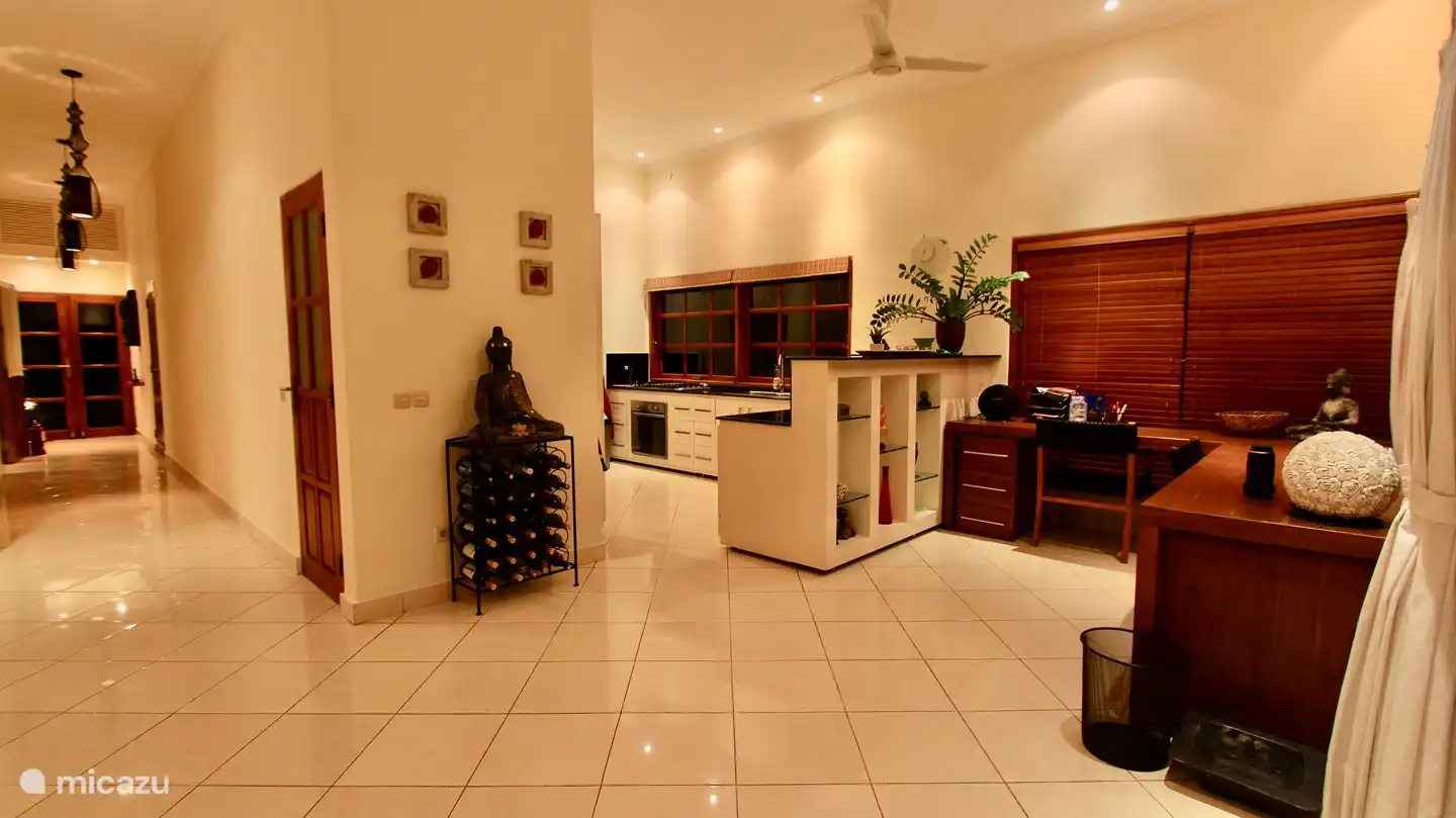 Amplia cocina abierta con amplio escritorio al frente.