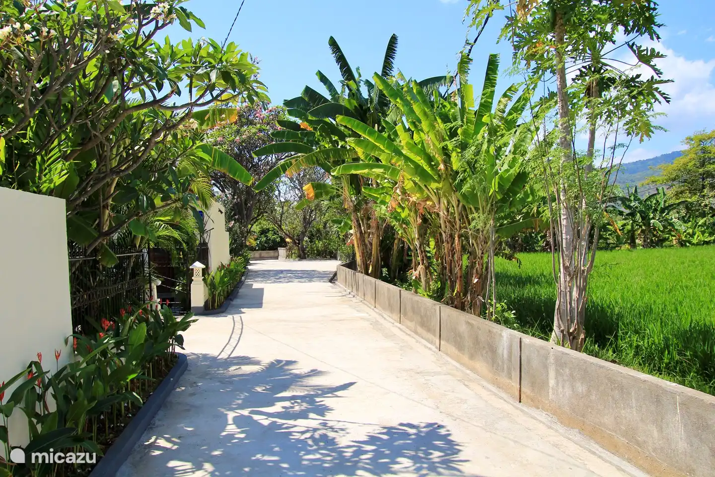 La villa está ubicada al final de una calle sin salida, por lo que las molestias del tráfico son mínimas