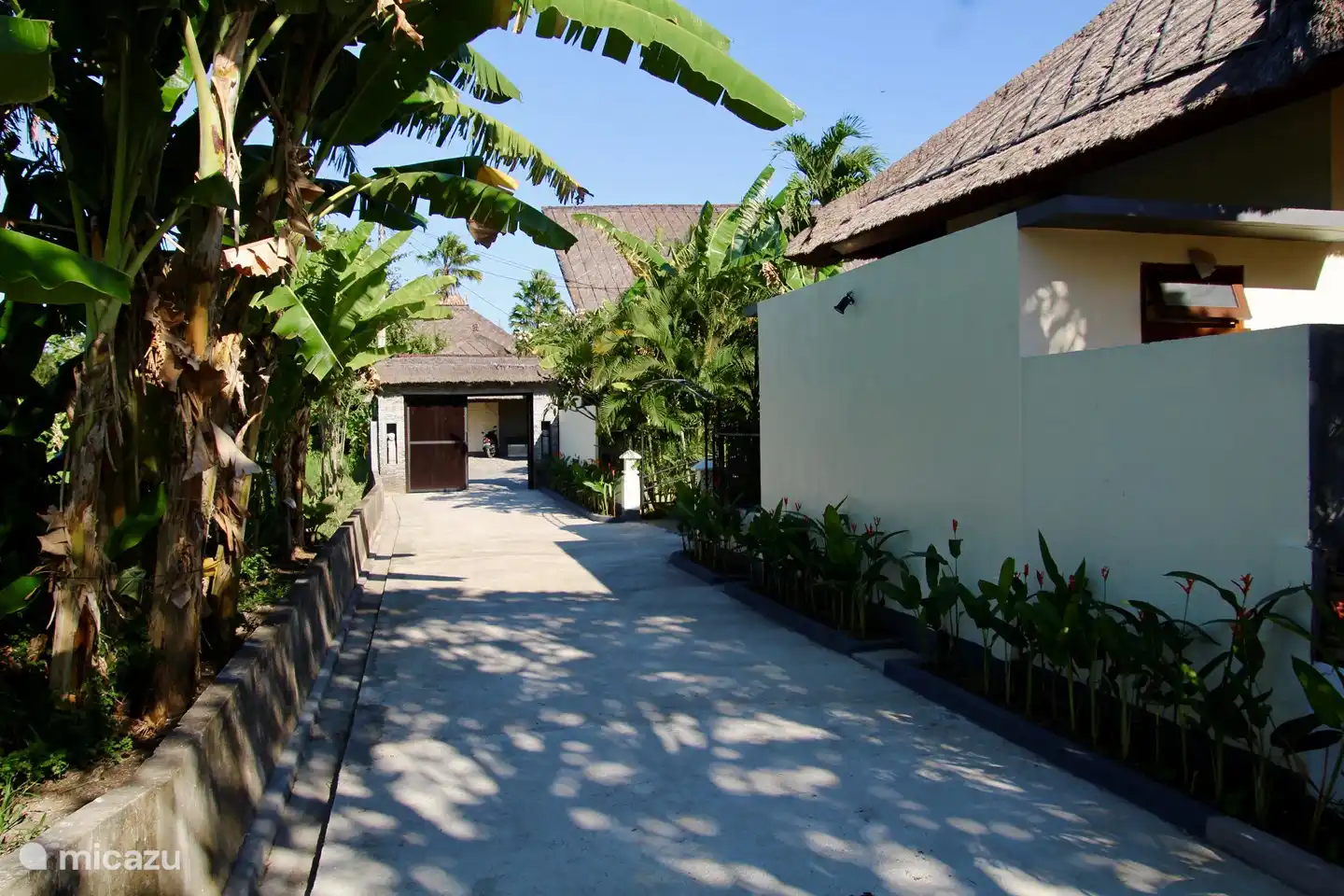 La villa está ubicada al final de una calle sin salida, por lo que las molestias del tráfico son mínimas