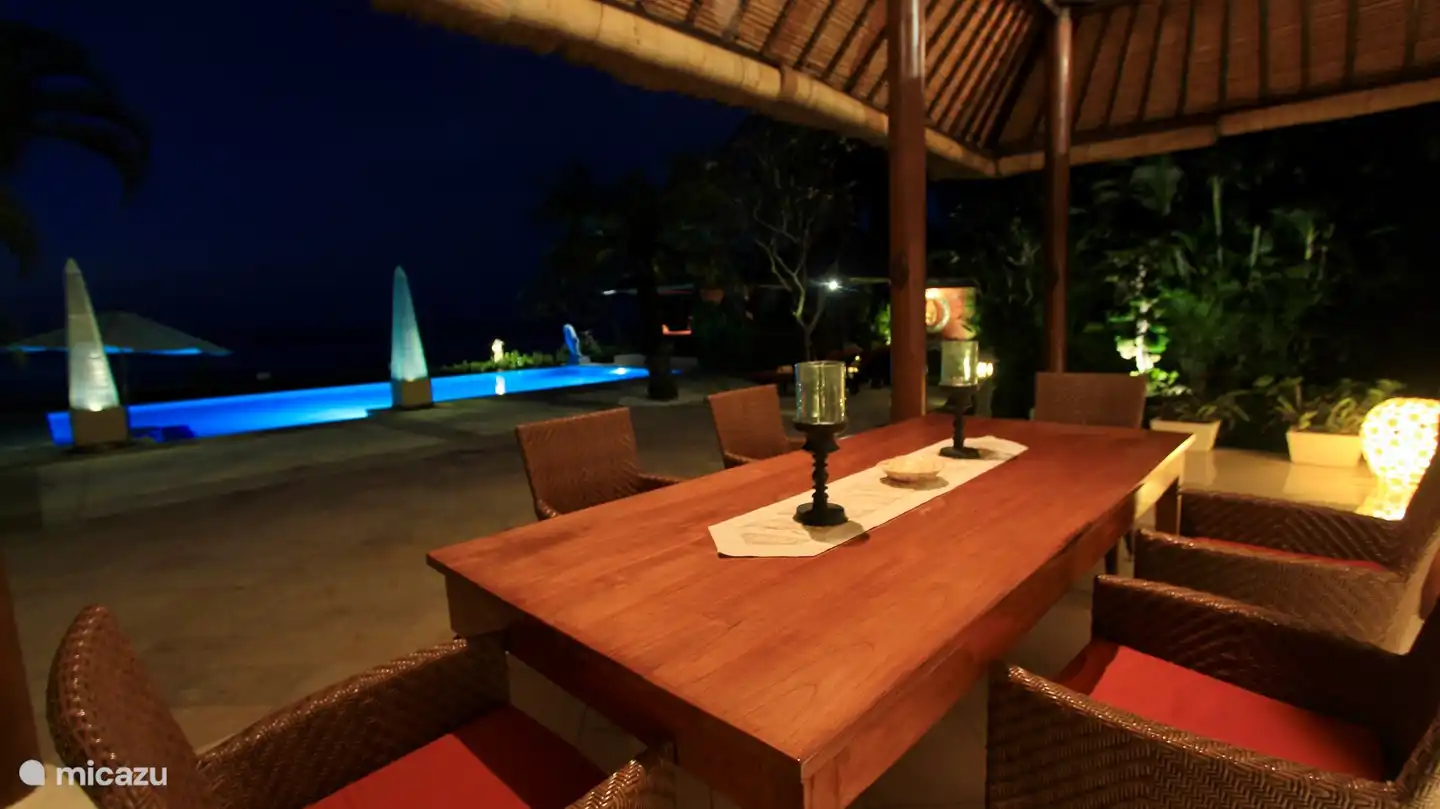 Se alquila villa en Bali directamente en la playa con piscina privada