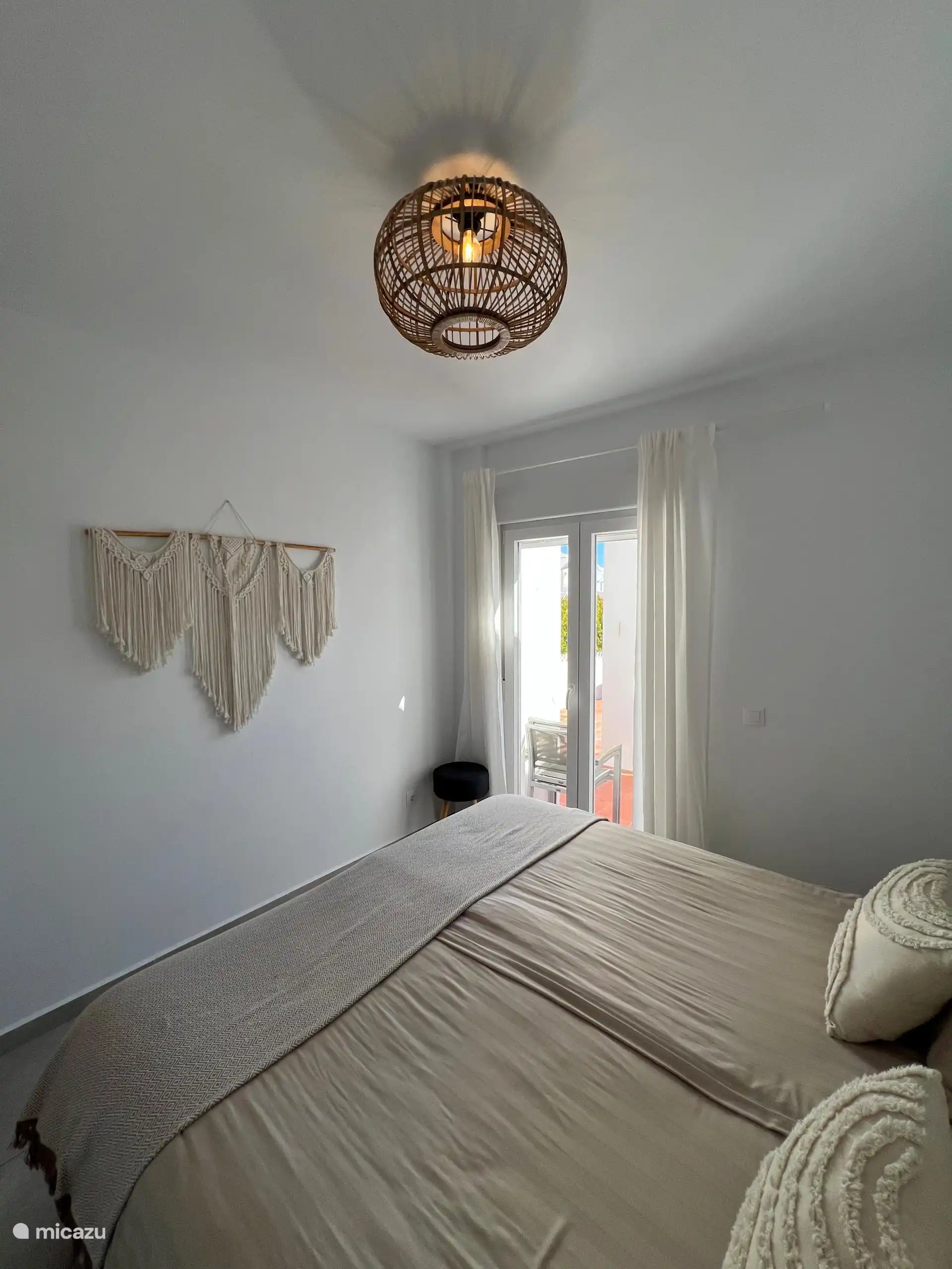 Chambre 1 avec portes coulissantes donnant sur la piscine.