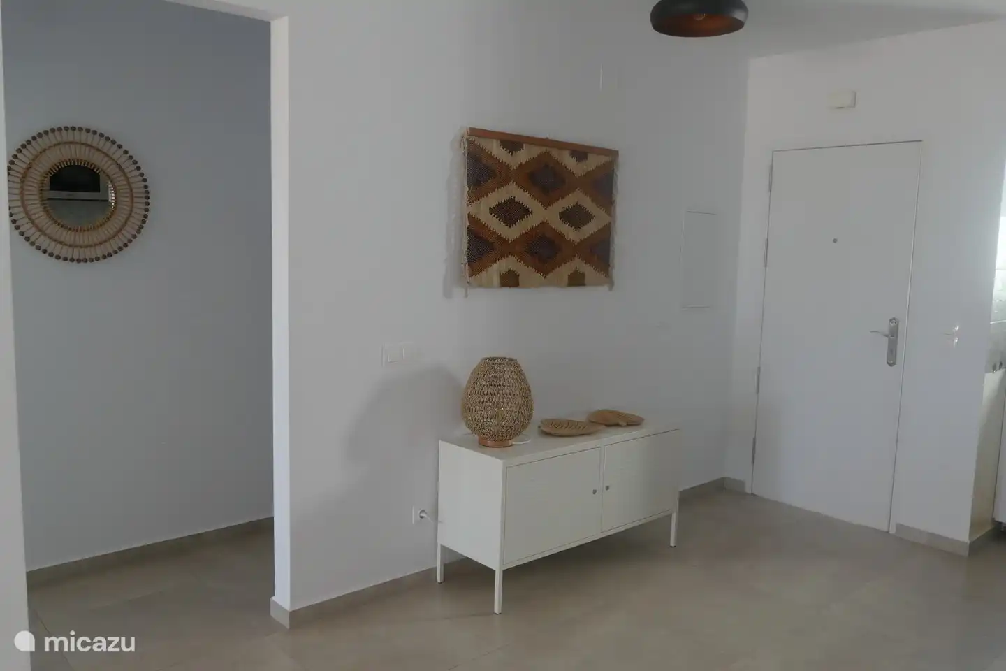 Séjour et couloir vers les chambres et salles de bains