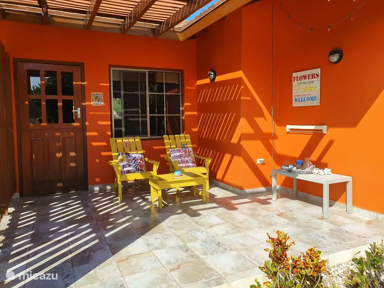 une terrasse au bord de la piscine