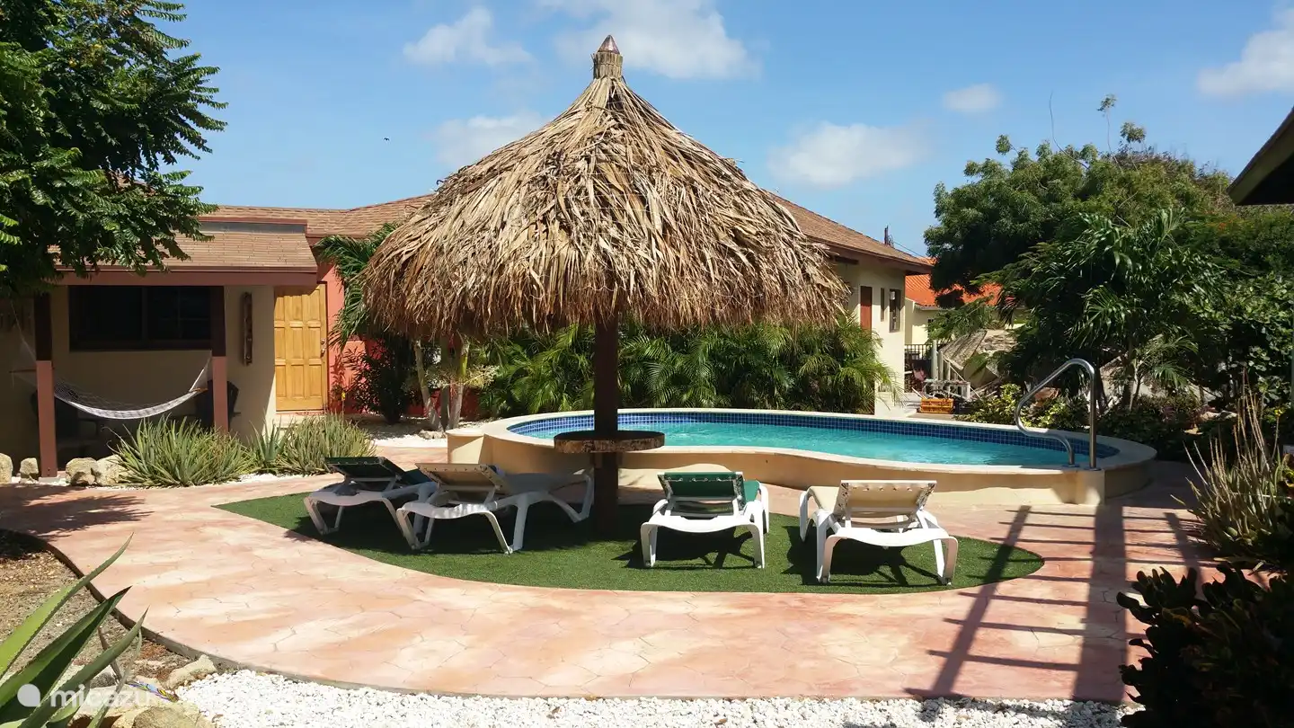 se détendre à la piscine