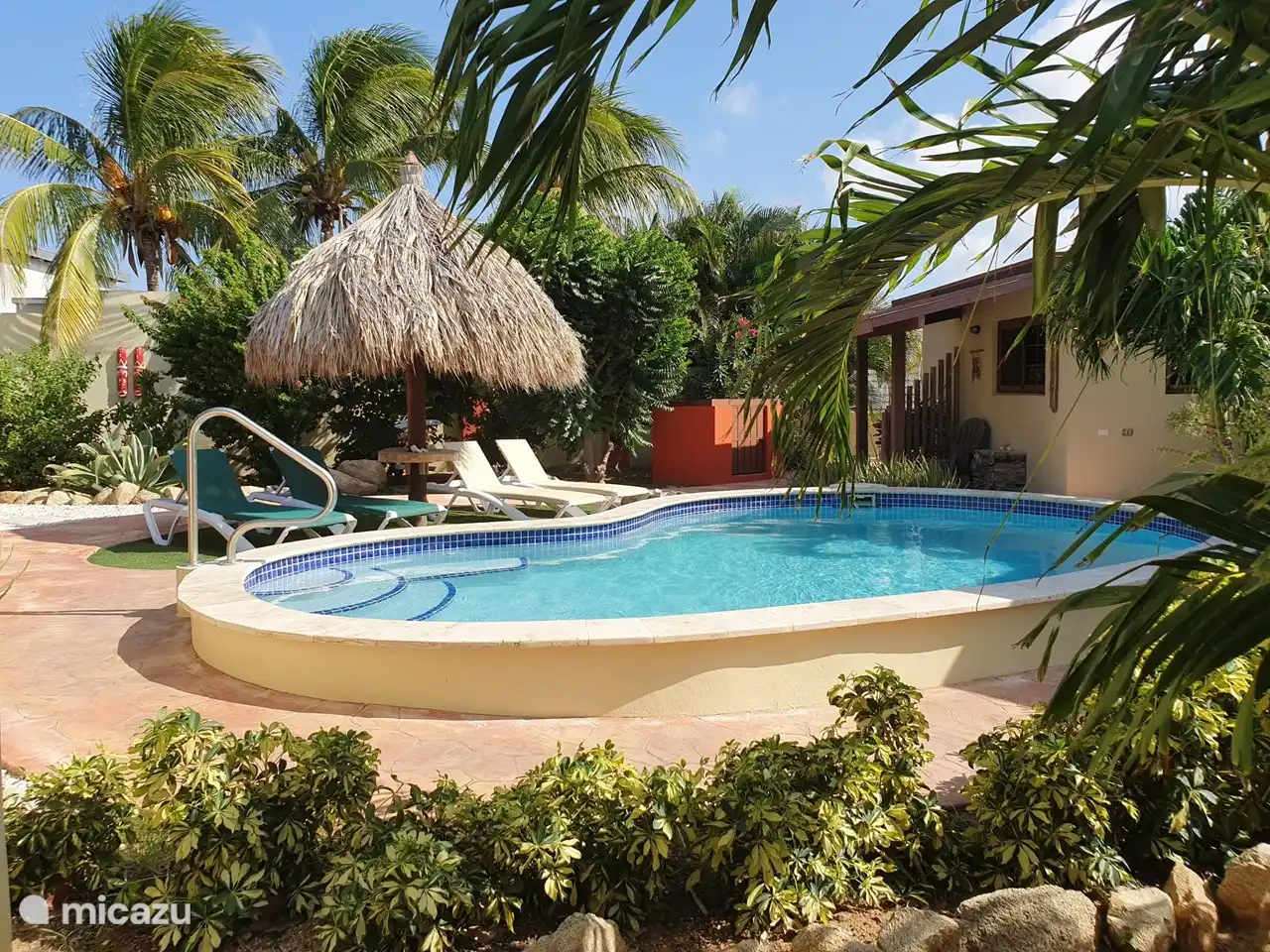 Après une journée à la plage, détendez-vous au bord de la piscine