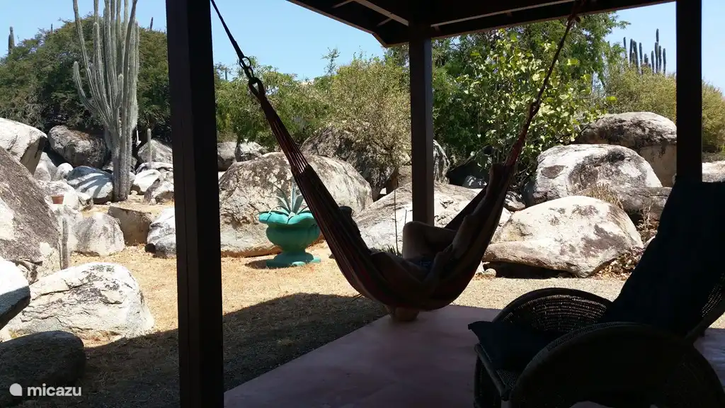 somnoler dans le hamac, profiter du jardin et des rochers et de la nature