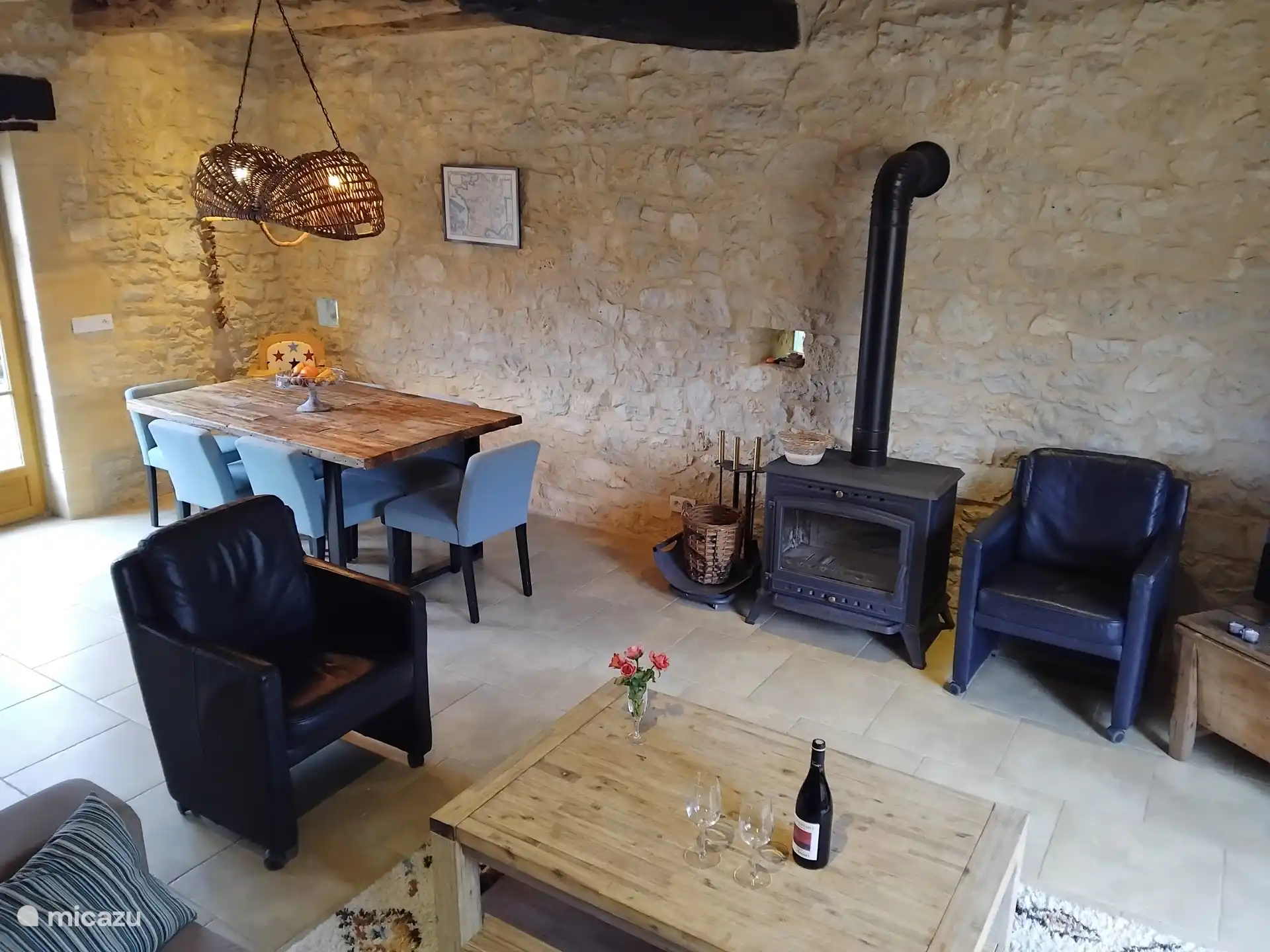 Gemütliches Wohnzimmer mit Holzofen und Fußbodenheizung.
Ideal in der Vor- und Nachsaison.