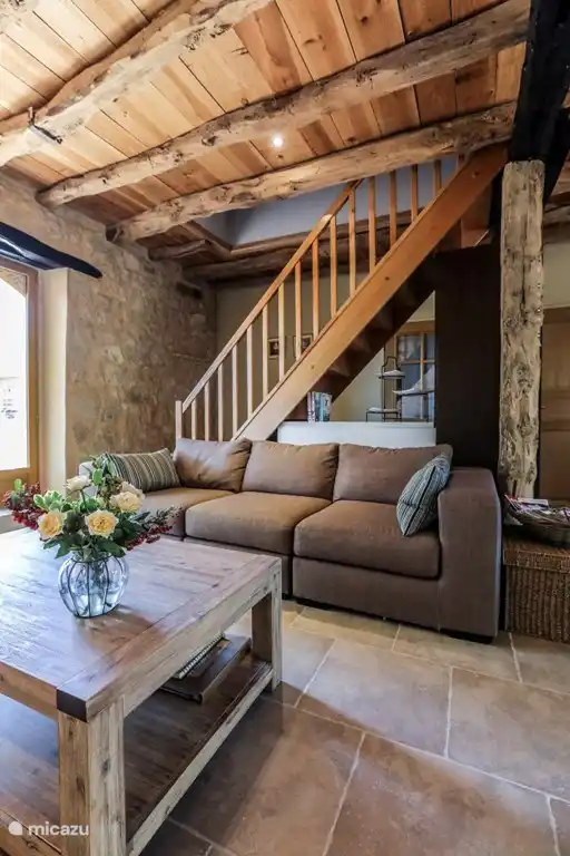 Eine leicht zugängliche Treppe führt in die obere Etage.