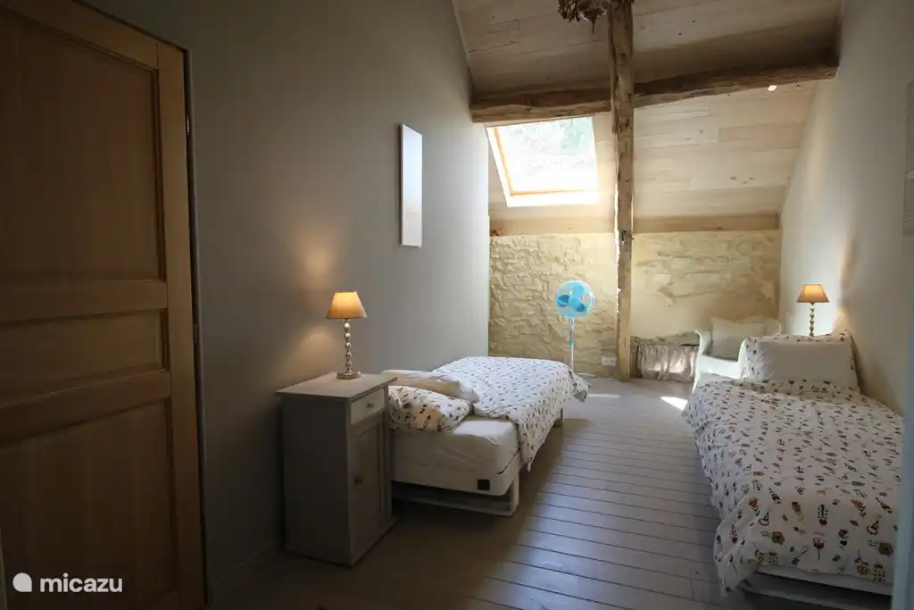 Schlafzimmer mit zwei Einzelbetten.