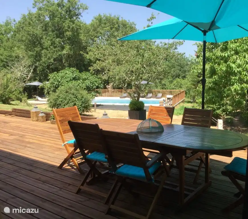 Esstisch aus Teakholz mit Stühlen auf der hinteren Terrasse