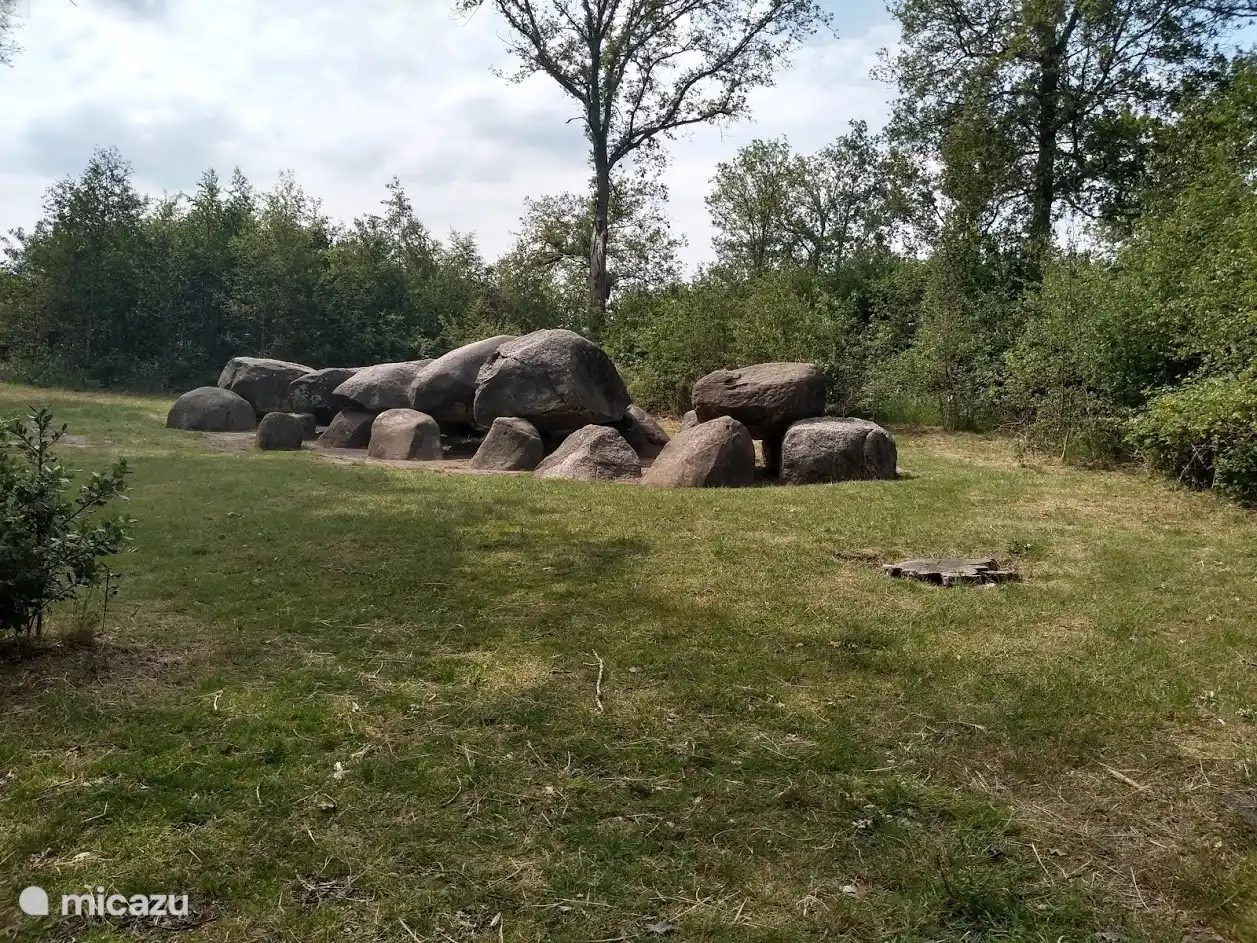 Hunebed à 1.7 km du parc