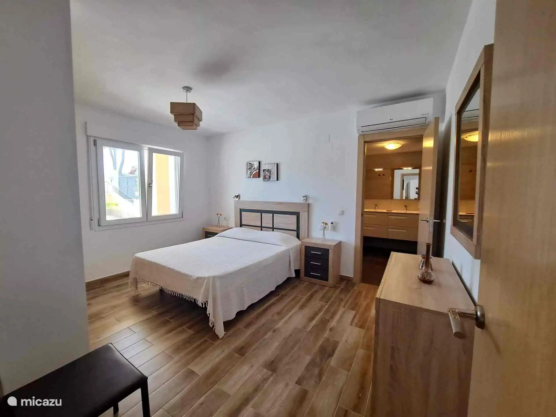 Ouder slaapkamer met privé badkamer.