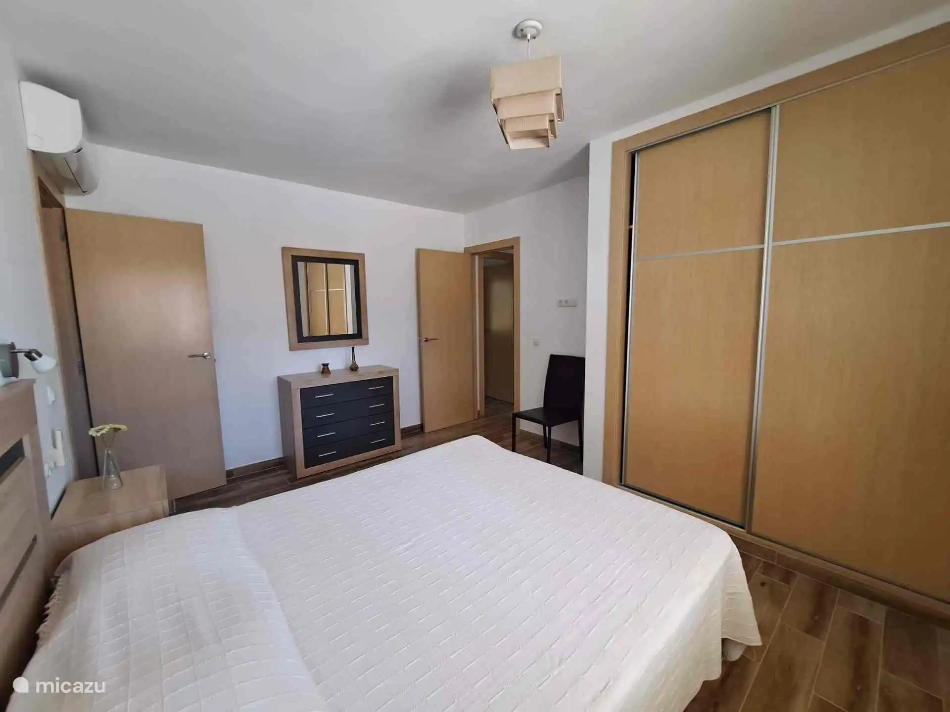 Ouder slaapkamer begane grond,
met airco en eigen badkamer.