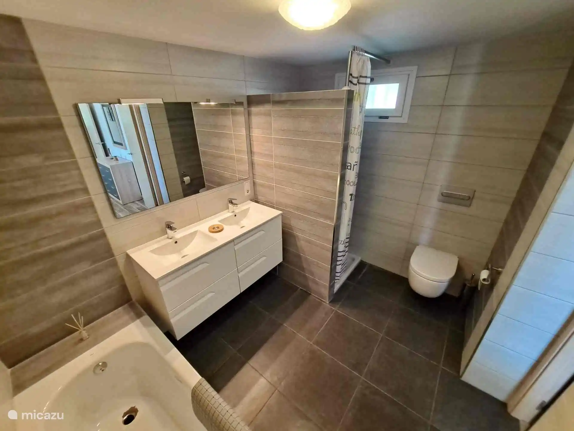 Prive badkamer begane grond.