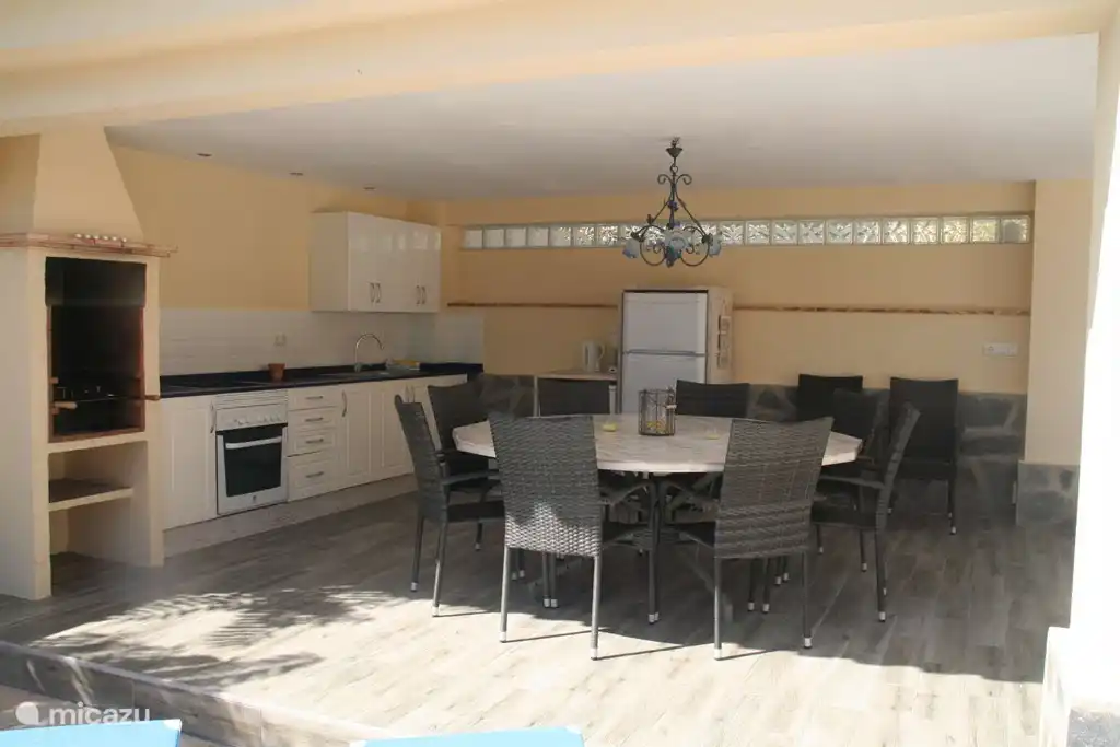 Außenküche mit Grill, komplett mit Herd, Geschirrspüler, Kühlschrank usw. Der Ort, an dem Sie alle zusammen genießen können.