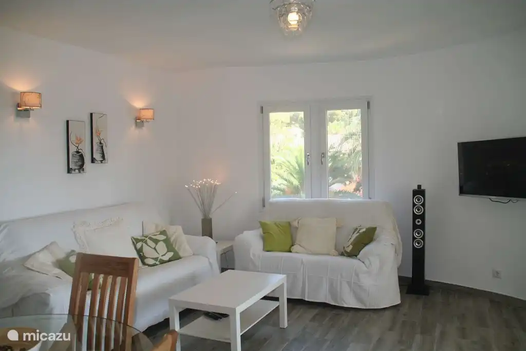 Das gemütliche Wohnzimmer im obersten Stockwerk mit TV, WLAN usw.