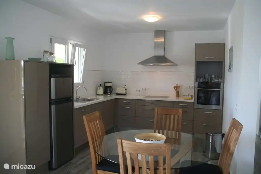 Komplettküche im Obergeschoss mit Backofen, Mikrowelle, Geschirrspüler etc.