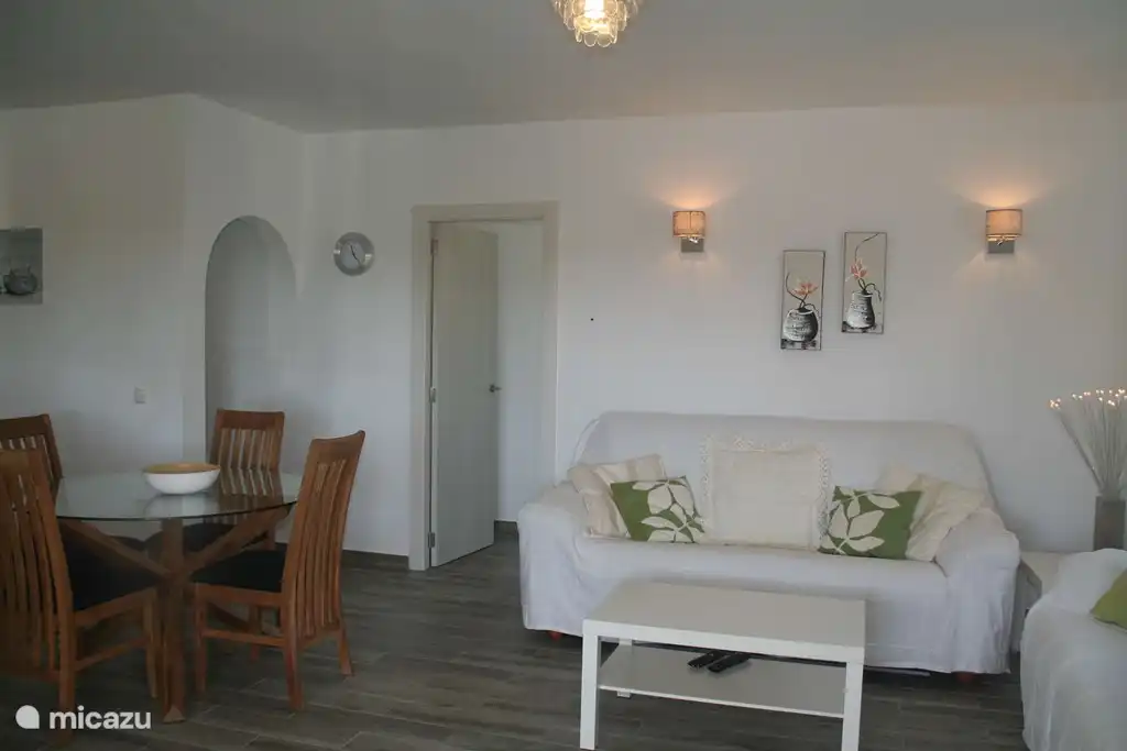 Wohnzimmer im Obergeschoss, gemütlich und hell eingerichtet.