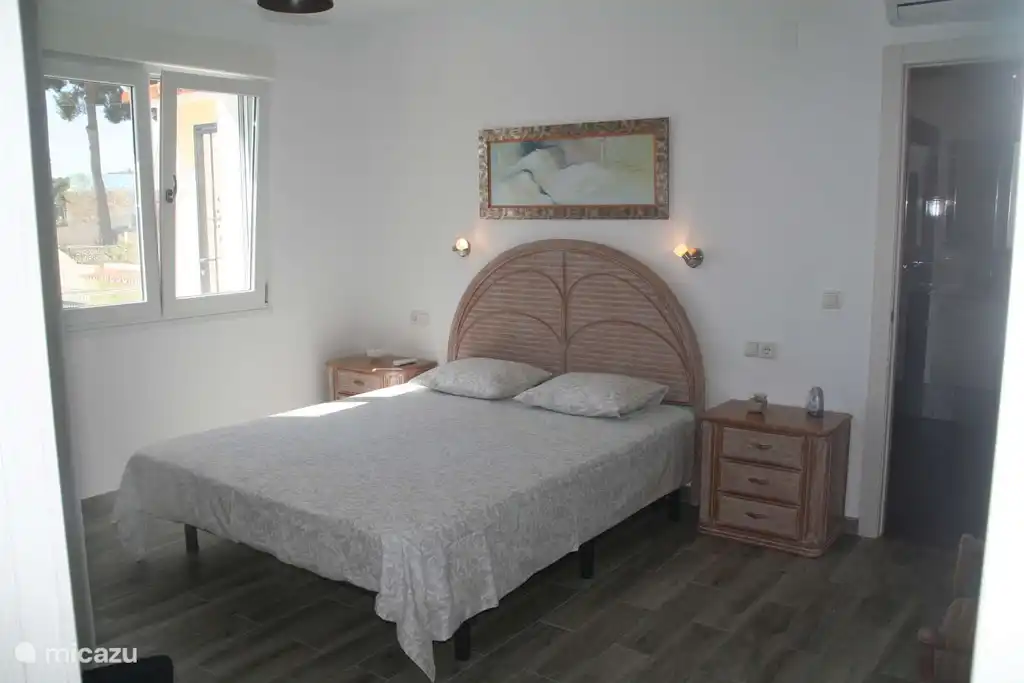 Großes Schlafzimmer im Obergeschoss mit eigenem Bad.