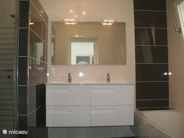 Villa Médina - Moraira | Espagne, Costa Blanca, Moraira - villa La salle de bain privative de la suite, avec douche, baignoire et double vasque et bien sûr un WC.