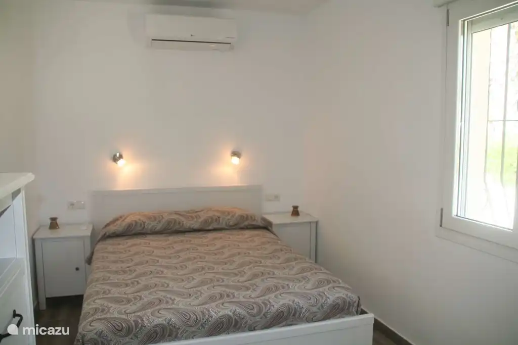 Das zweite Schlafzimmer im Obergeschoss verfügt über ein Doppelbett.