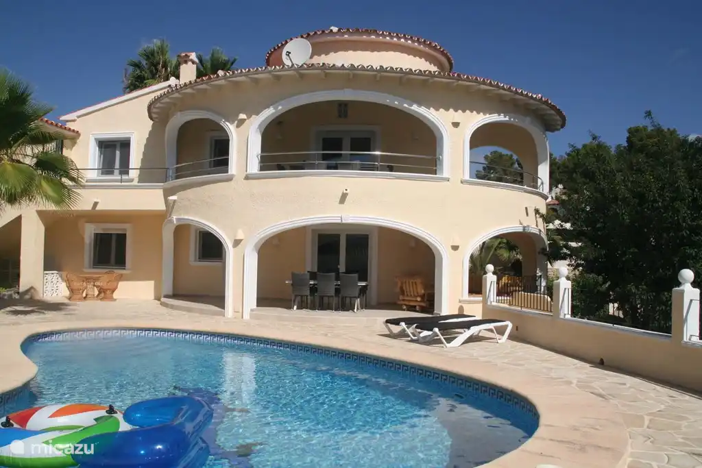 Toller Pool und große Terrasse.