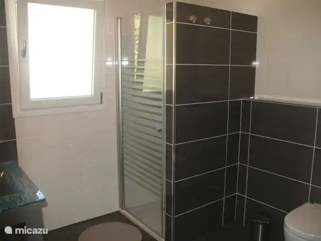 Villa Médina - Moraira | Espagne, Costa Blanca, Moraira - villa La deuxième salle de bain au dernier étage, avec une douche spacieuse, un lavabo et bien sûr des toilettes.