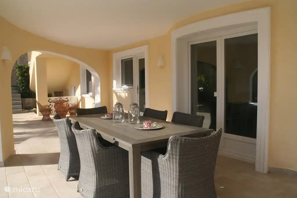 Große überdachte Terrasse im Erdgeschoss mit Gartenmöbeln für 6 Personen.