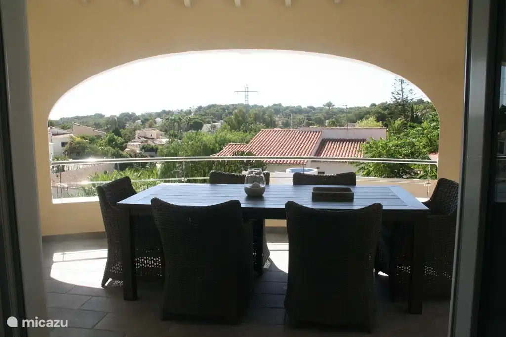 Die große überdachte Terrasse im Obergeschoss, ebenfalls mit Gartenmöbeln für 6 Personen.
