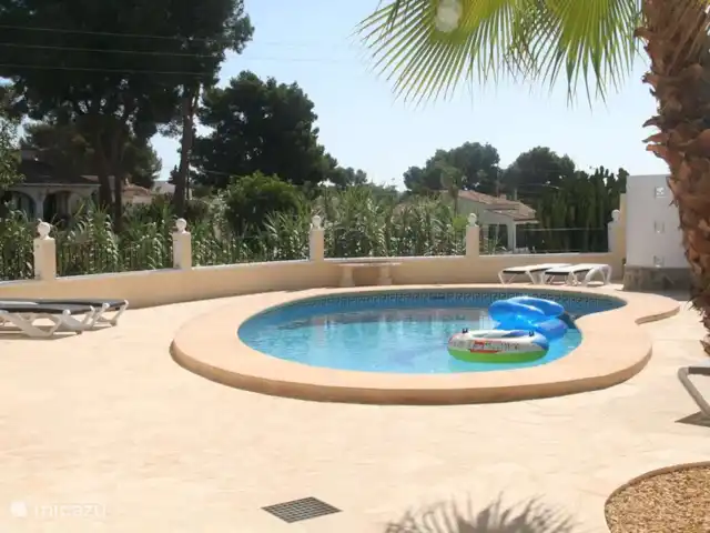 Villa Médina - Moraira | Espagne, Costa Blanca, Moraira - villa Beaucoup de soleil sur la terrasse, mais aussi une belle secousse sous le palmier.